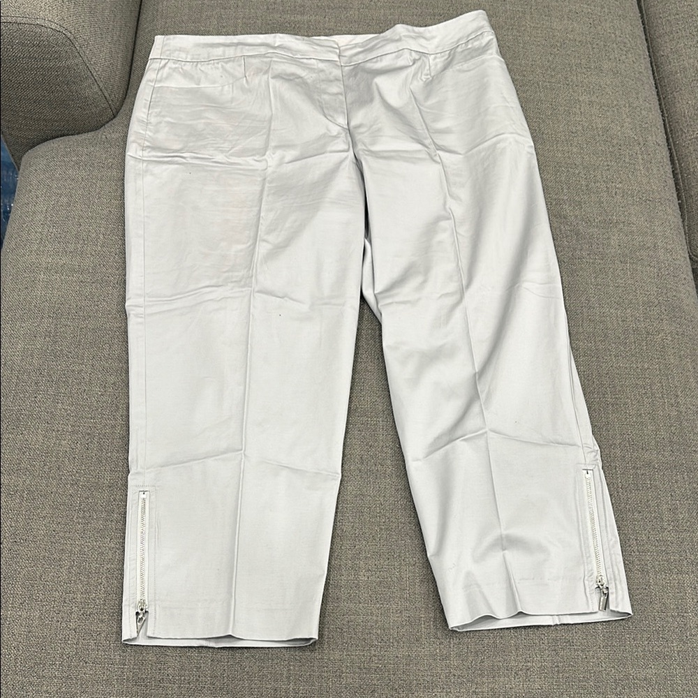 Chico's White Capri Pants with Zipper Detail